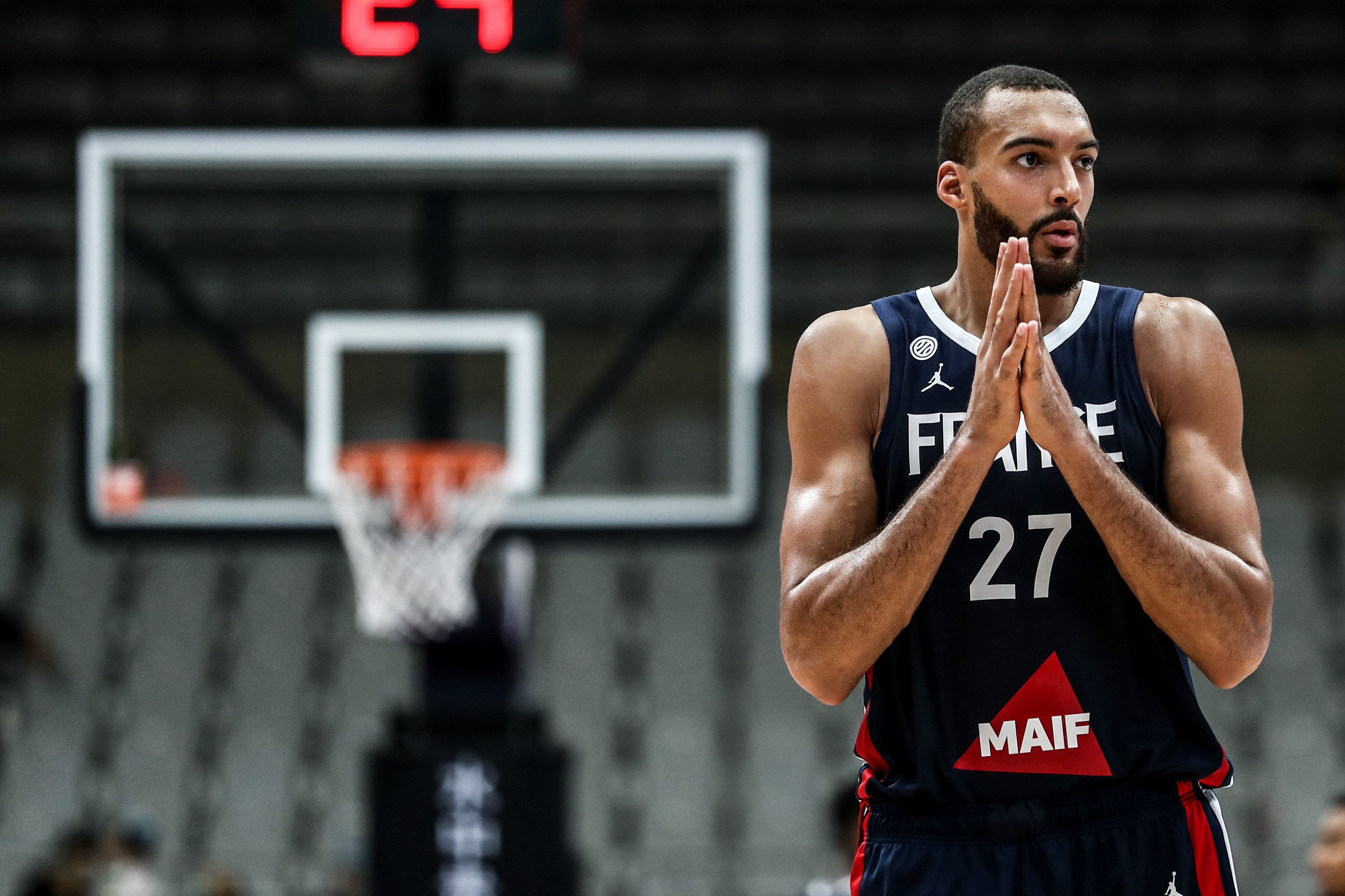 英雄联盟-包含里昂发布备战花絮；国际比赛日战术微调；CBA常规赛任务艰巨；训练强度明显提升的词条